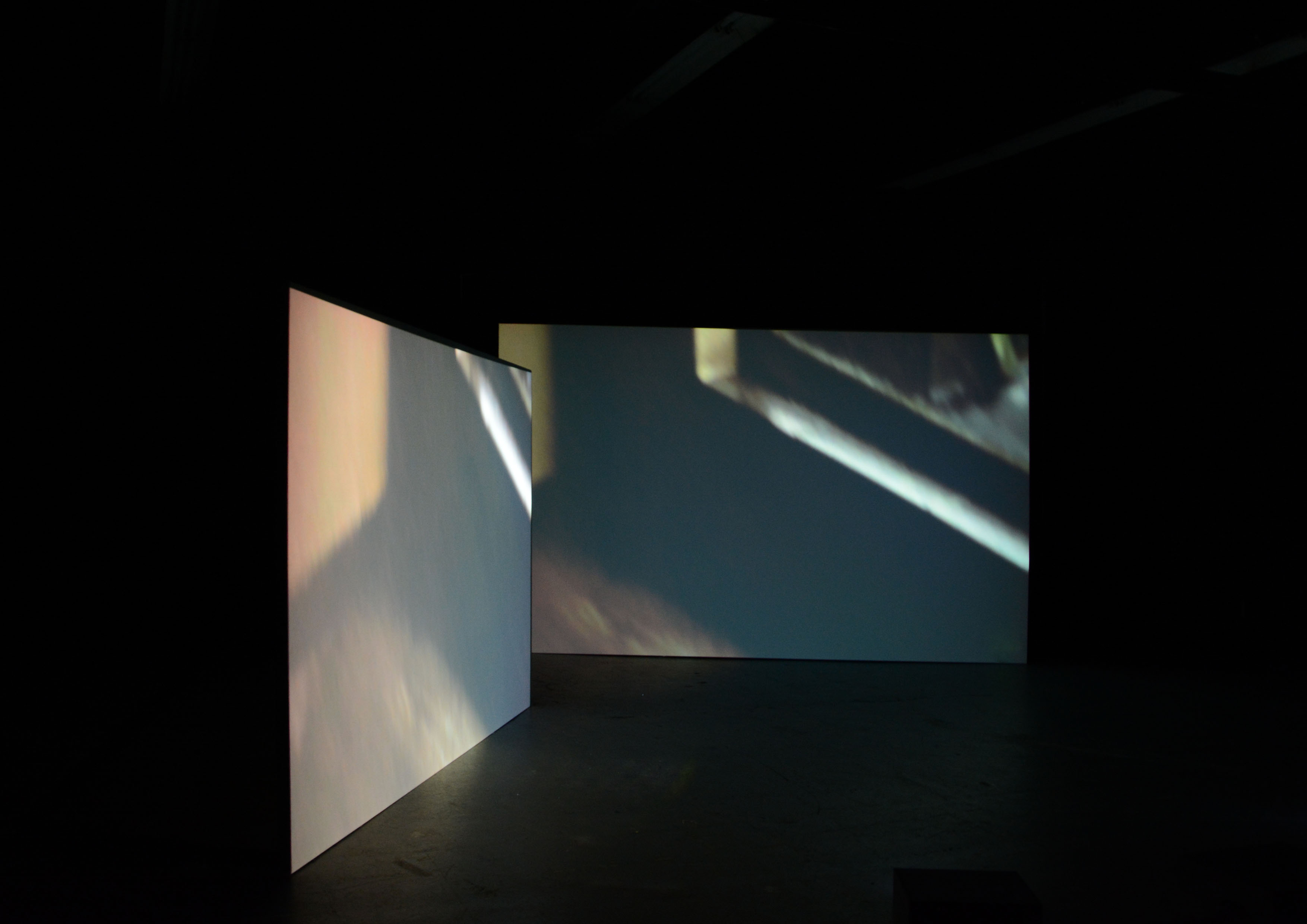 34560 FRAMES Projecties op twee schermen, 24 minuten, HD camera, 2016